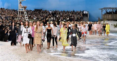 défilé chanel 2018 plage|Chanel resort fashion.